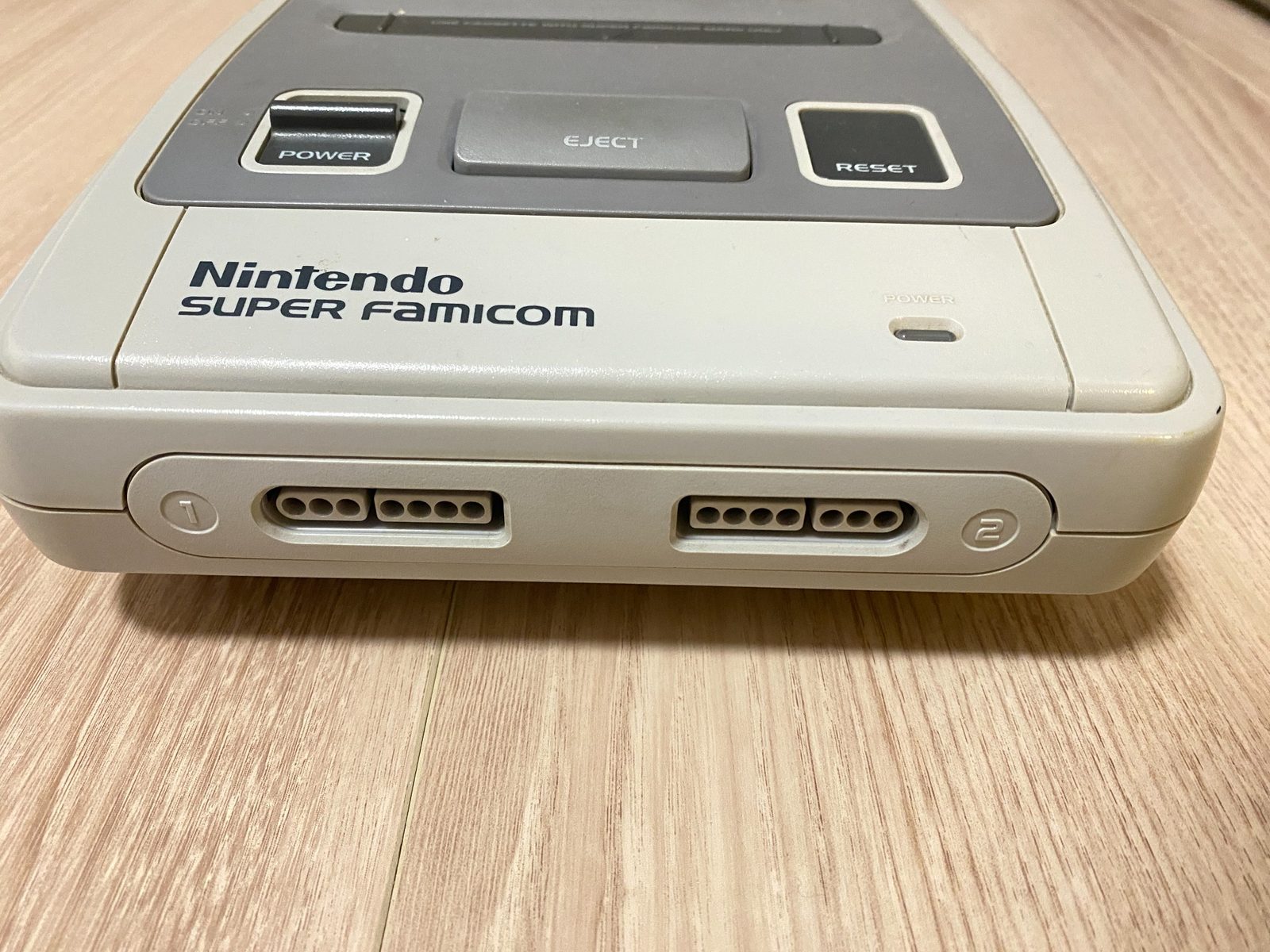 スーパーファミコン本体前面のコントローラー接続端子