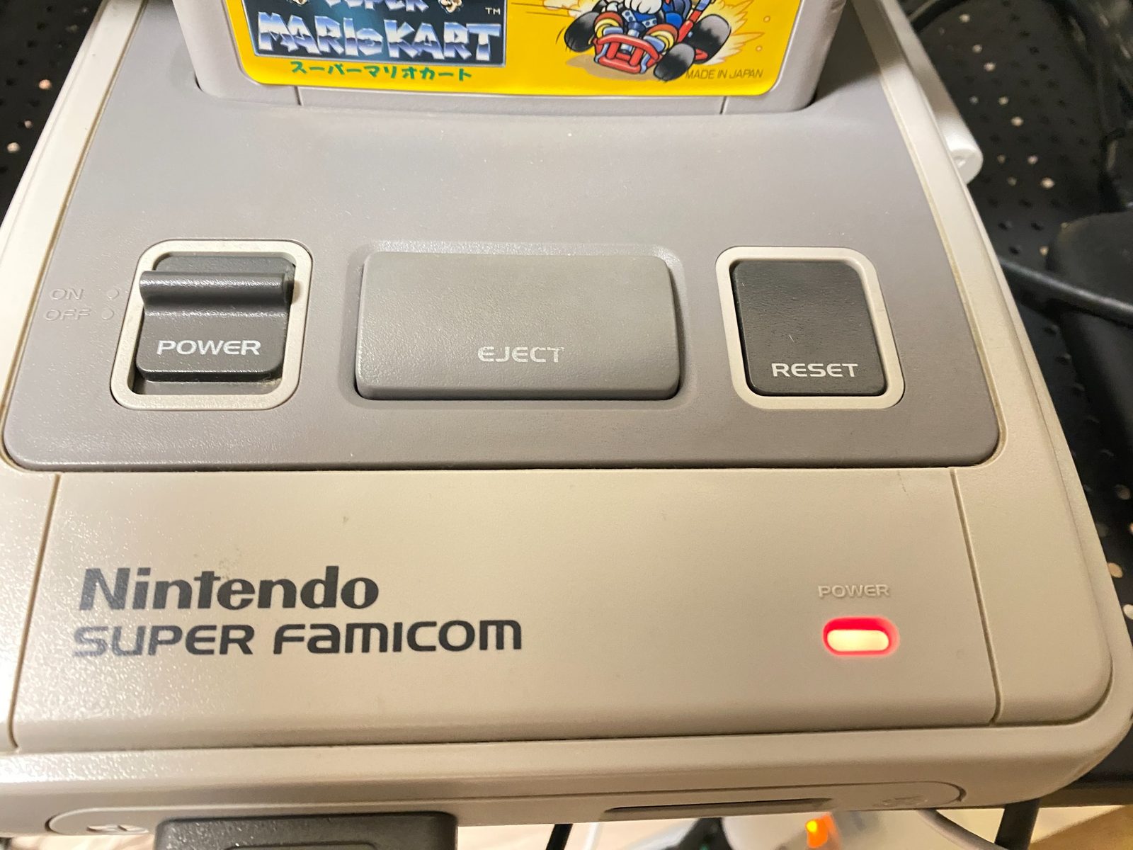 電源を入れてPOWERランプが点灯したスーパーファミコン