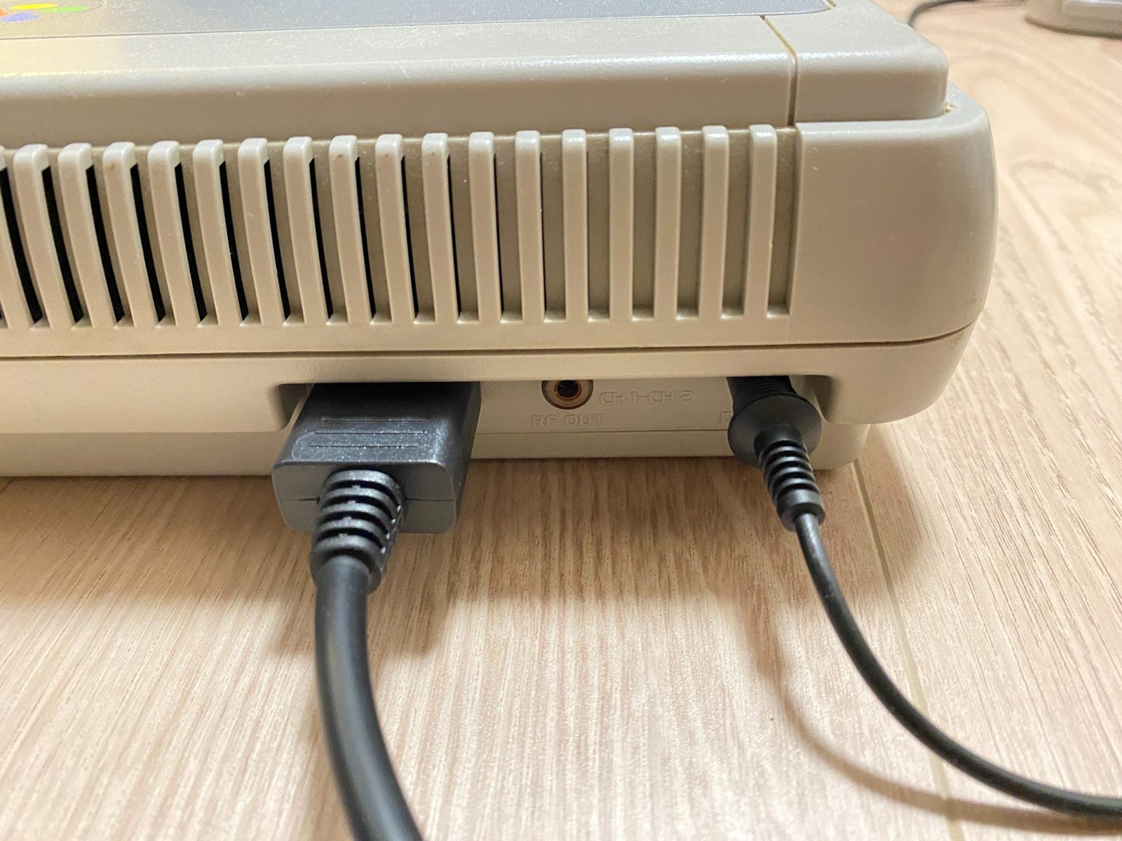 スーパーファミコンのMULTI OUTとDC INにケーブルを接続したところ