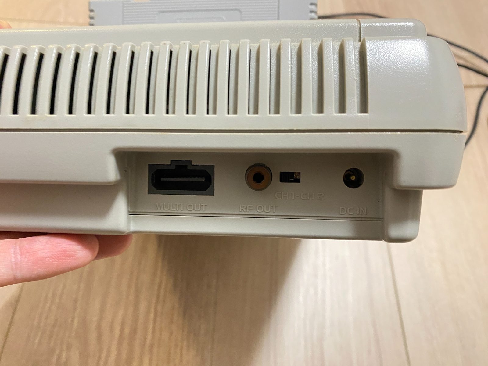 スーパーファミコン背面のMULTI OUT・RF OUT・DC IN