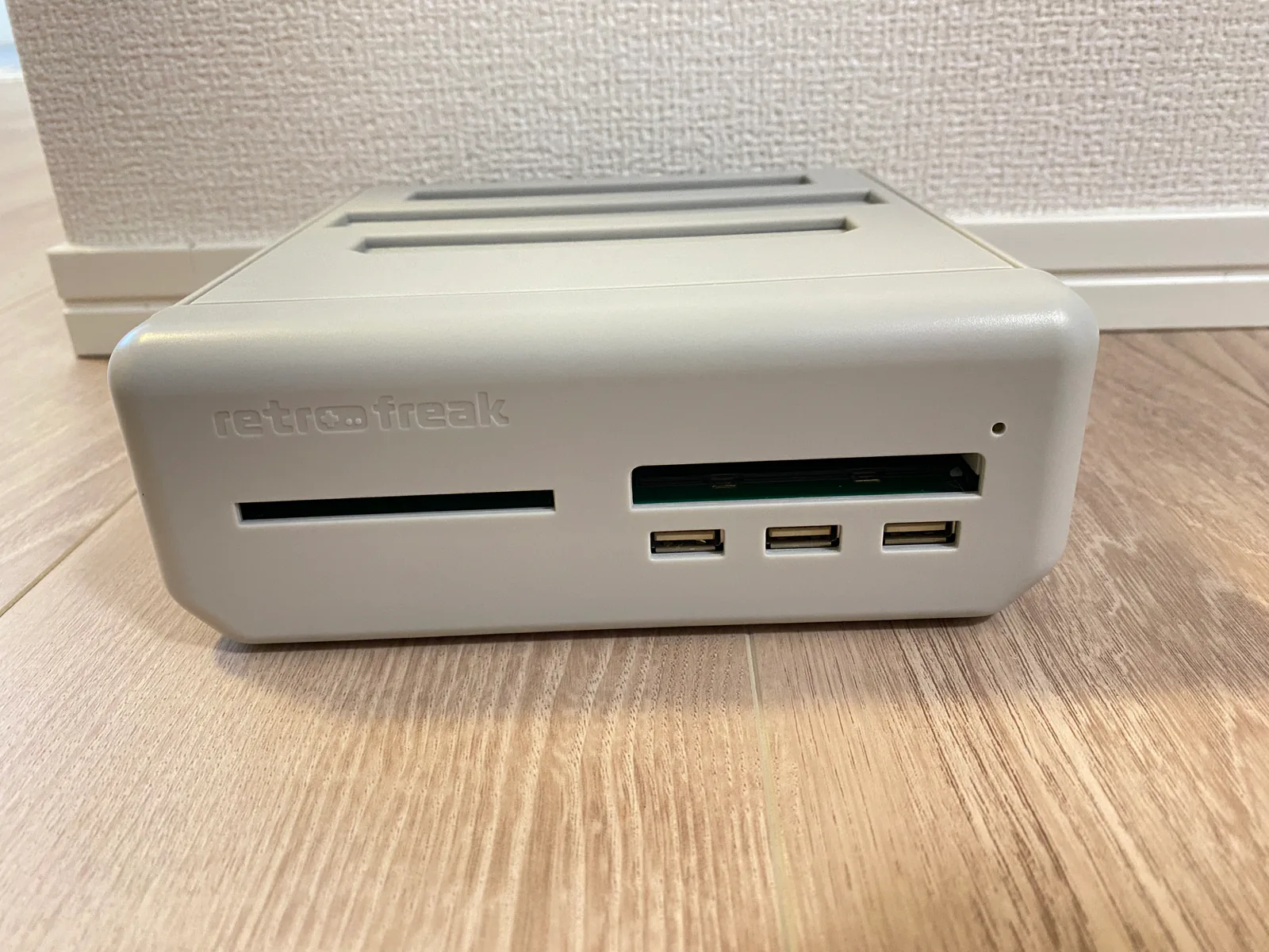 レトロフリーク前面のUSB端子とカートリッジスロット