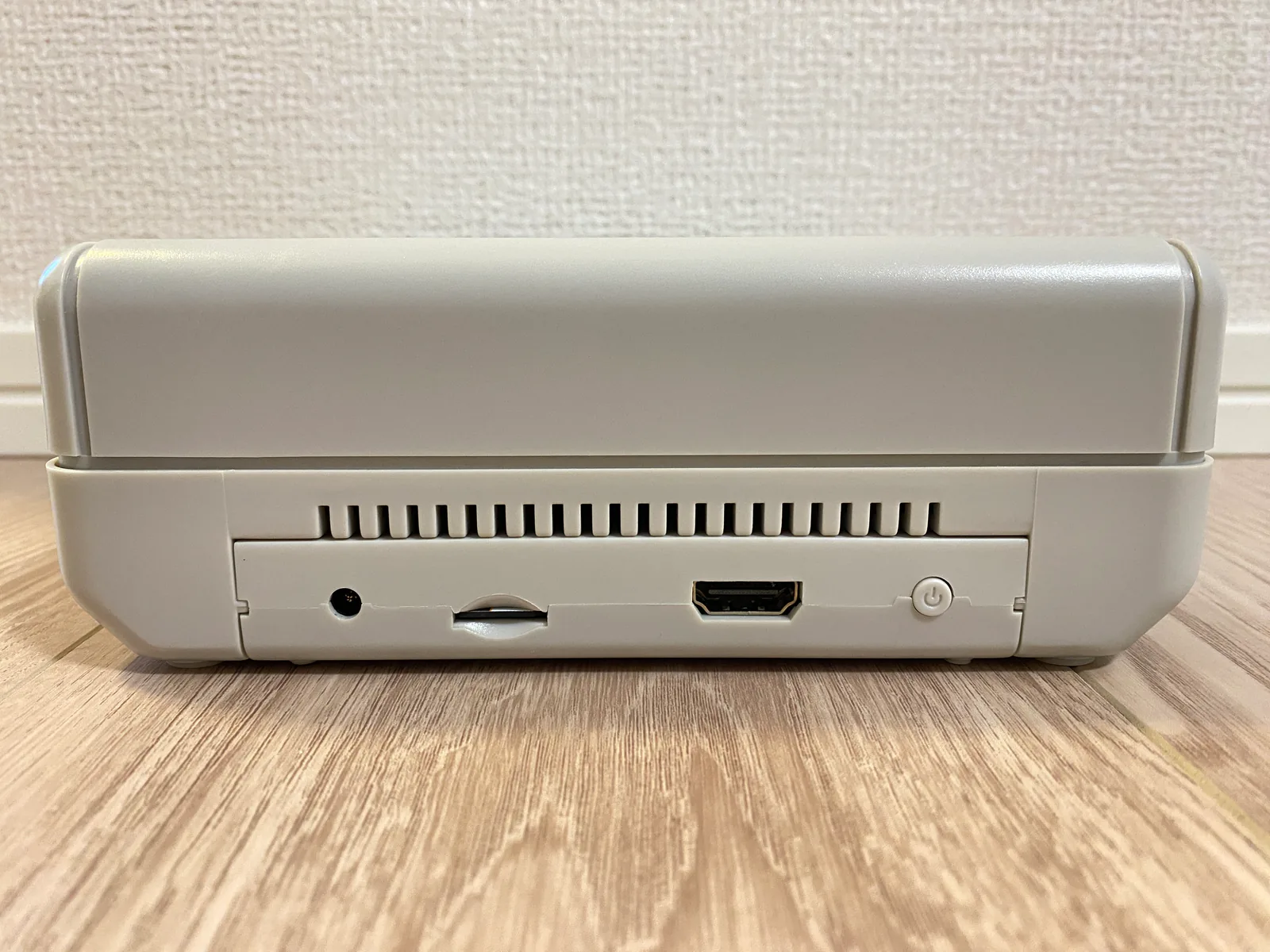 レトロフリーク背面の電源端子・microSDスロット・HDMI端子